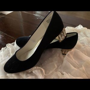 Low heel black velvet shoes size 81/2